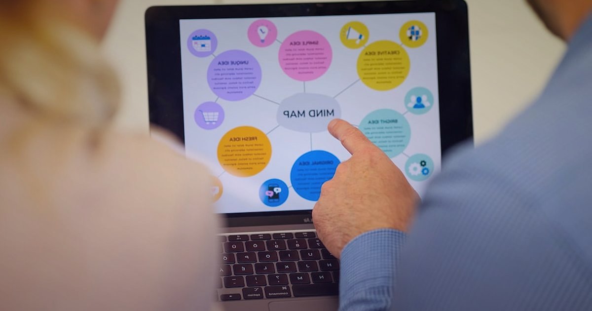 Pazaryeri Sektöründe 2026 Yenilikleri: Rekabette Öne Çıkın! - diverse people browsing digital marketplace interface