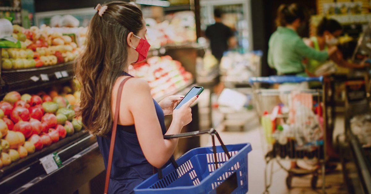 Pazaryeri Sektöründe 2026 Yenilikleri: Rekabette Öne Çıkın! - customer using mobile app in physical store aisle