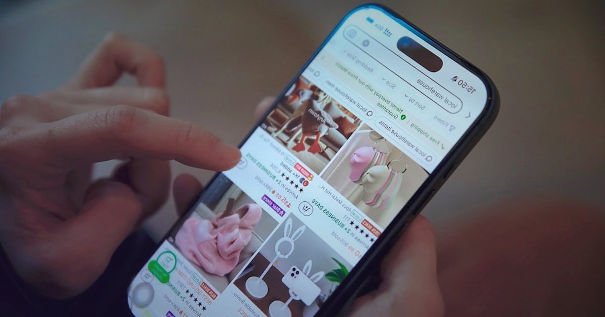 Pazaryeri Sektöründe 2026 Yenilikleri: Rekabette Öne Çıkın! - influencer showcasing product on live stream social media