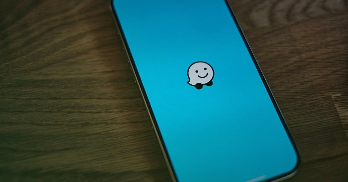 Pazaryeri Sektöründe 2026 Yenilikleri: Rekabette Öne Çıkın! - chatbot interface on a smartphone screen with happy customer icons