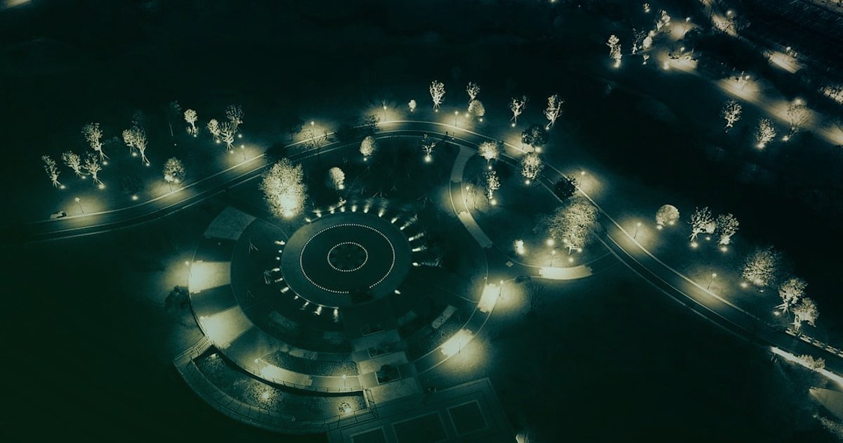 Pazaryeri Sektöründe 2026 Yenilikleri: Rekabette Öne Çıkın! - futuristic cityscape with digital overlays and flying drones