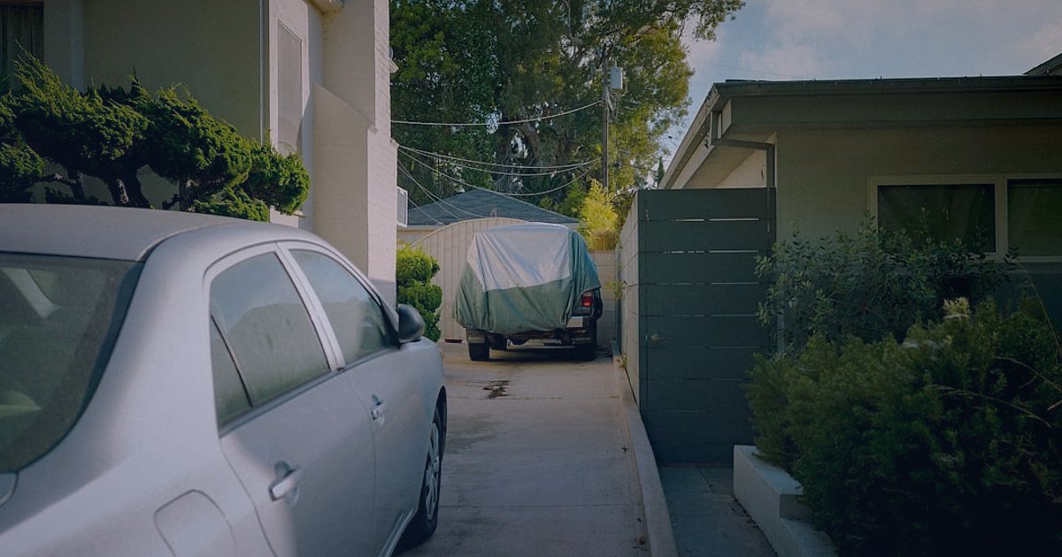 Pazaryeri Sektöründeki 2026 Yenilikleri: Rekabette Öne Çıkmanın Yeni Yolları - drone delivering package to suburban house