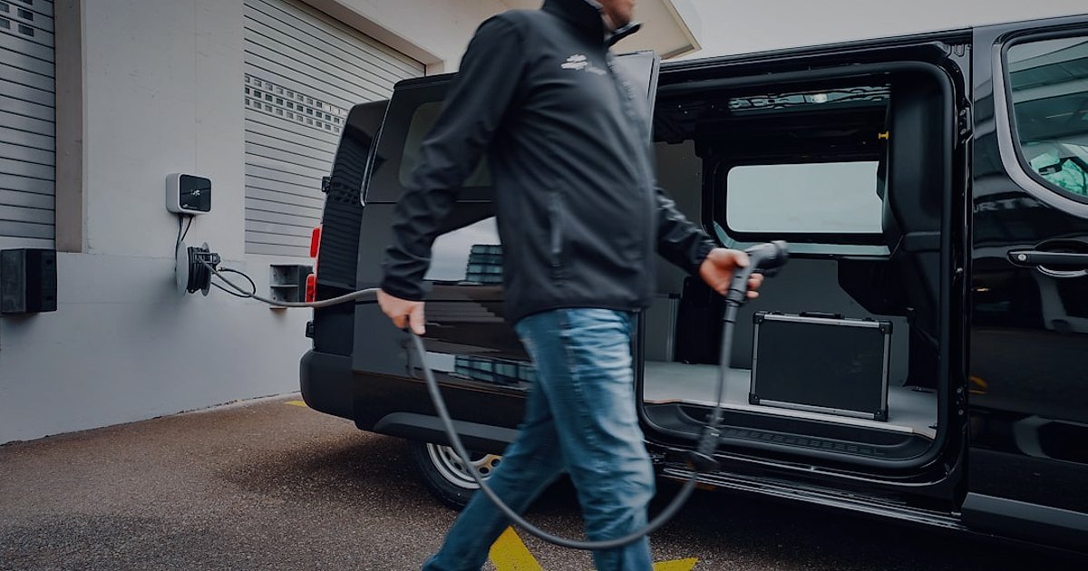 Pazaryeri Sektöründeki 2026 Yenilikleri: Rekabette Öne Çıkmanın Yeni Yolları - electric delivery van parked charging station