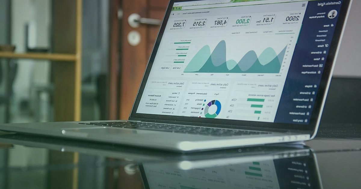 Pazaryeri Sektöründeki 2026 Yenilikleri: Rekabette Öne Çıkmanın Yeni Yolları - dashboard with sales charts and analytics graphs