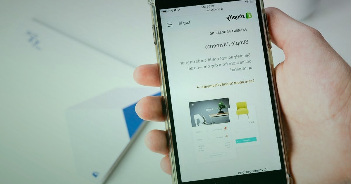 Pazaryeri Sektöründeki 2026 Yenilikleri: Rekabette Öne Çıkmanın Yeni Yolları - person holding smartphone browsing online store