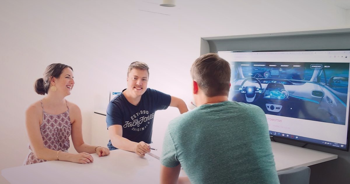 Pazaryeri Sektöründeki 2026 Yenilikleri: Rekabette Öne Çıkmanın Yeni Yolları - group of people collaborating around a digital screen