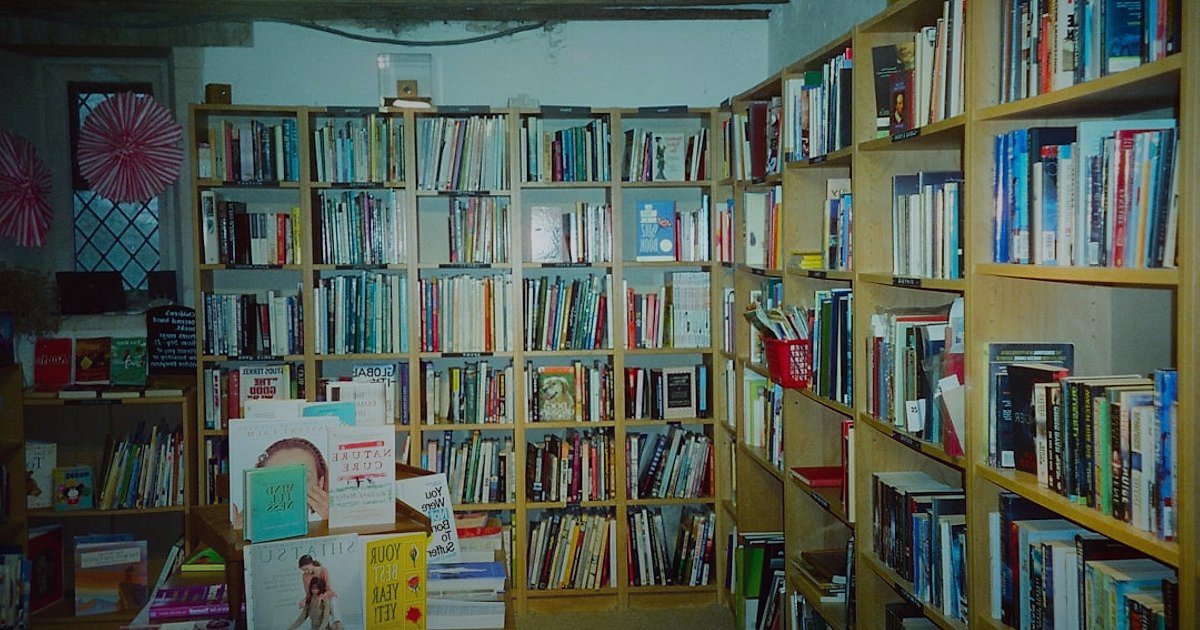 Pazaryeri Ürün Listeleme 2026: Satışları Artırmanın En Etkili Yolu - bookshelf with many different labeled book spines