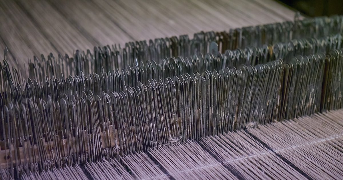 Pazaryeri Ürün Listeleme 2026: Satışları Artırmanın En Etkili Yolu - warehouse worker scanning barcode on package