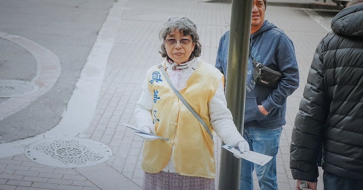 Pazaryeri Ürün Listeleme 2026: Satışları Katlayan İpuçları - woman holding magnifying glass over product title text
