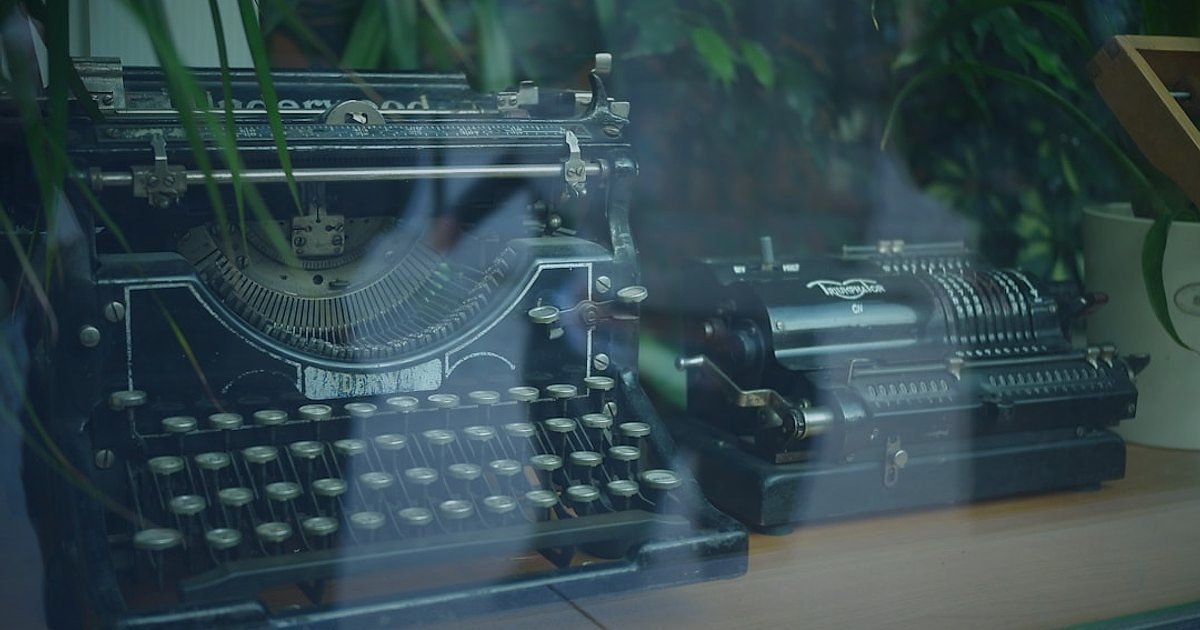 Pazaryeri Ürün Listeleme 2026: Satışları Katlayan İpuçları - creative writer typing on vintage typewriter keyboard