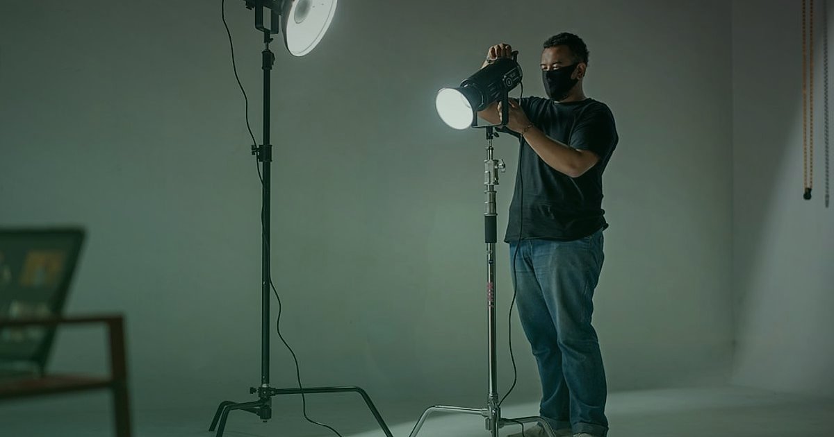 Pazaryeri Ürün Listeleme 2026: Satışları Katlayan İpuçları - professional product photographer adjusting lighting studio setup