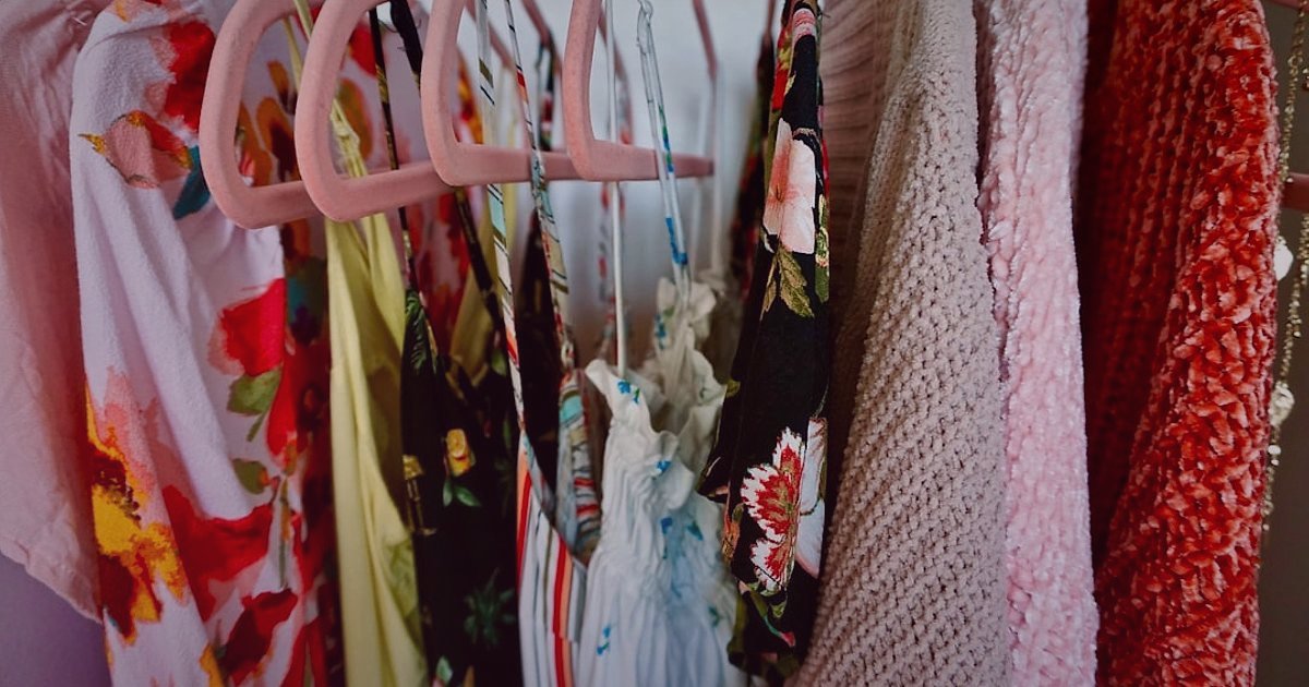 Pazaryeri Ürün Listeleme 2026: Satışları Katlayan İpuçları - diverse selection of price tags hanging from clothing rack