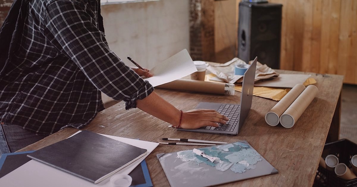 Pazaryeri Ürün Listeleme 2026: Satışları Katlayan İpuçları - Person carefully crafting product title on laptop screen