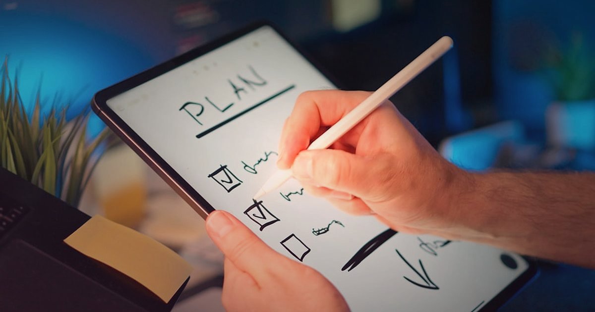 Pazaryeri Ürün Listeleme 2026: Satışları Katlayan İpuçları - Person writing detailed product description on a tablet