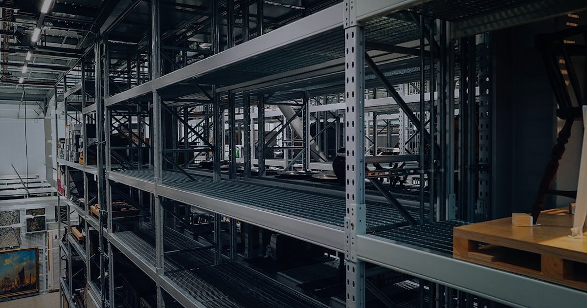Pazaryeri Ürün Listeleme 2026: Satışları Katlayan İpuçları - Warehouse shelves with inventory management system interface