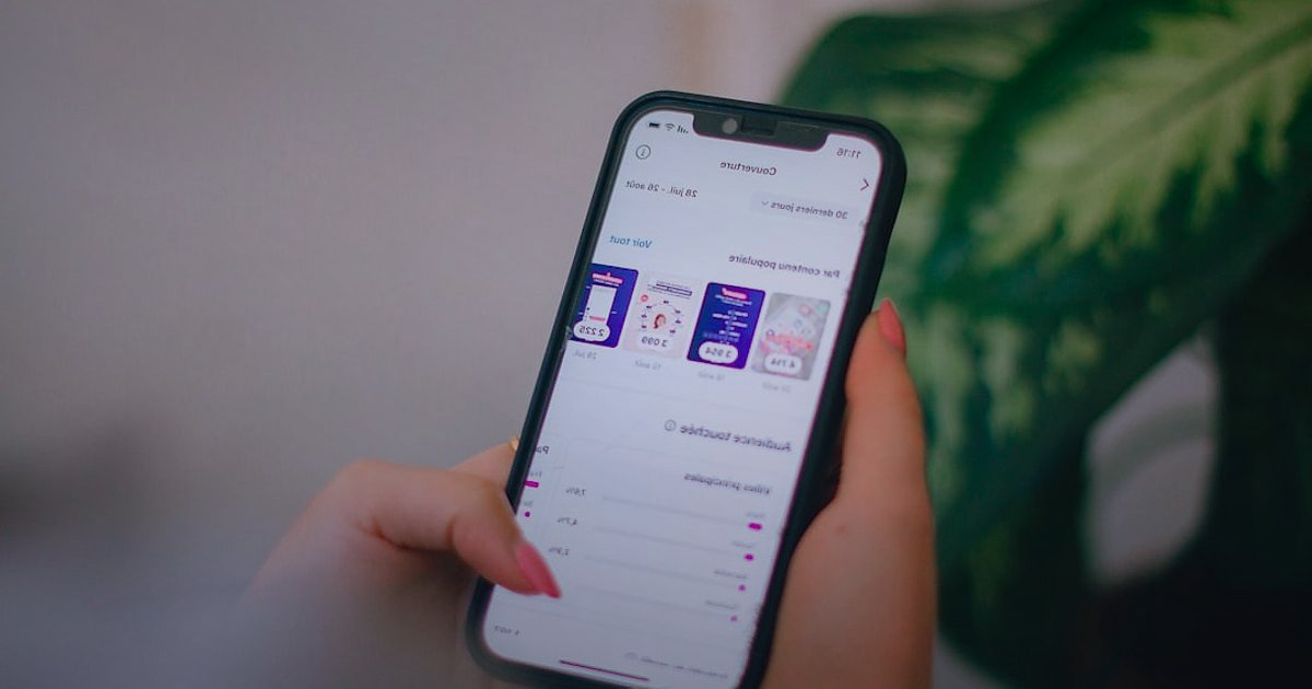 Pazaryeri Ürün Listeleme 2026: Satışları Patlatan SEO Teknikleri - woman holding product listing details smartphone