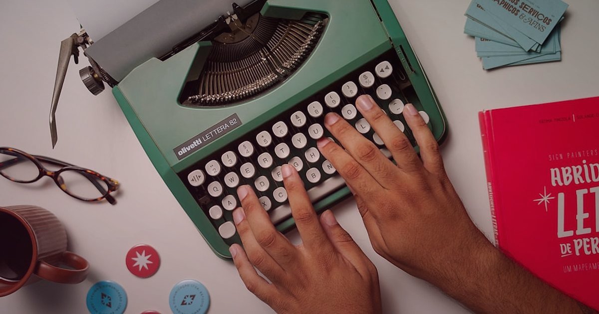 Pazaryeri Ürün Listeleme 2026: Satışları Patlatan SEO Teknikleri - person writing product description on a vintage typewriter