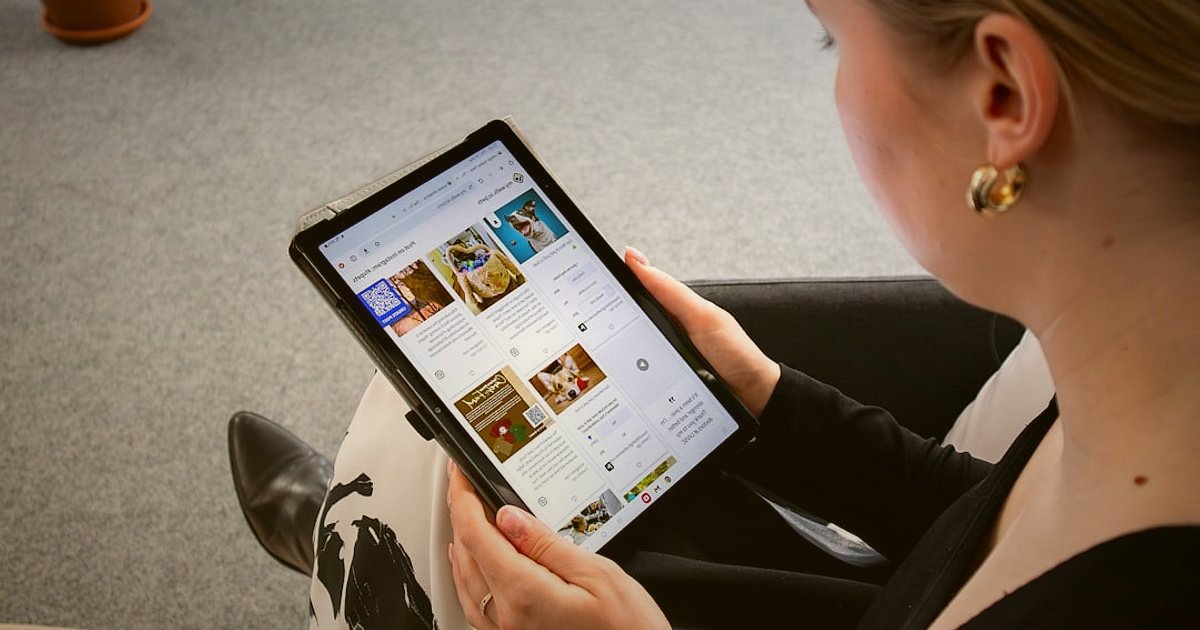 Pazaryeri Ürün Listeleme 2026: Satışları Patlatan SEO Teknikleri - customer leaving a 5-star review on a digital tablet
