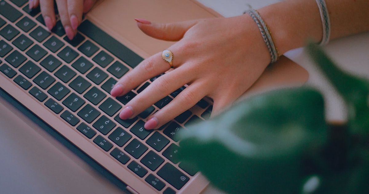 Pazaryeri Ürün Listeleme 2026: Satışları Uçuracak Detaylı Rehber - A woman's hand typing product title on a laptop keyboard