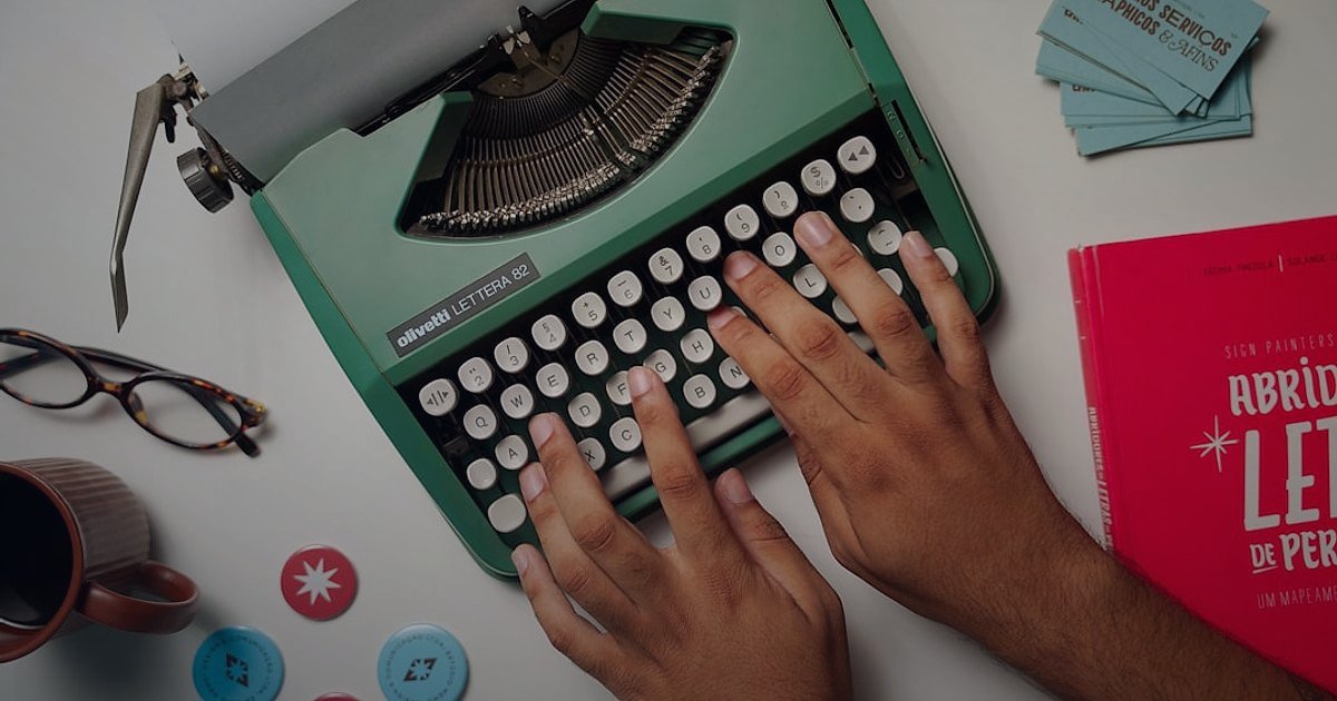 Pazaryeri Ürün Listeleme 2026: Satışları Uçuracak Detaylı Rehber - A person writing a compelling product description on a vintage typewriter