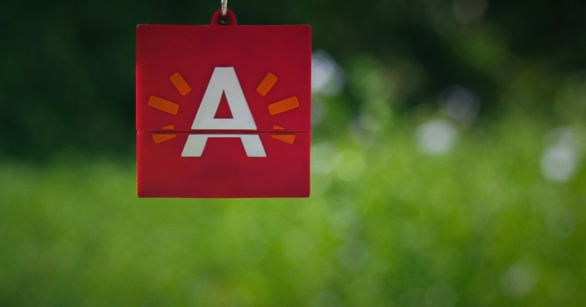 Pazaryeri Ürün Listeleme 2026: Satışları Uçuracak Detaylı Rehber - A price tag showing a competitive price next to a 'low stock' notification