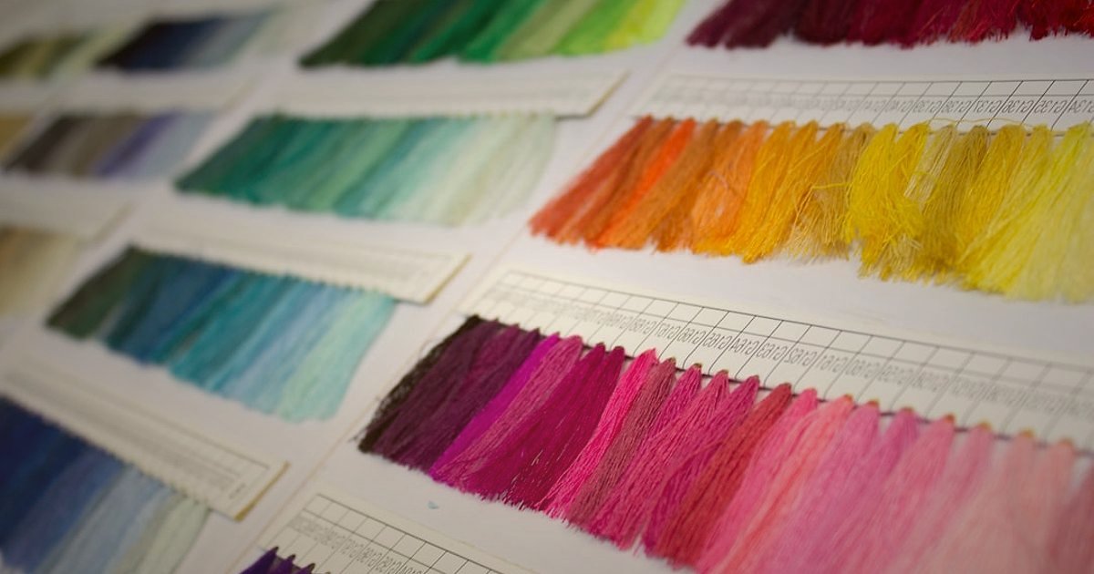 Pazaryeri Ürün Listeleme 2026: Satışları Uçuracak Detaylı Rehber - A color swatch palette next to fabric samples for product variation