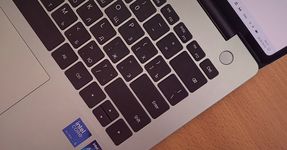 Pazaryeri Ürün Listeleme: Satışları Patlatan 7 Kritik Adım (2026) - person typing detailed product description on laptop