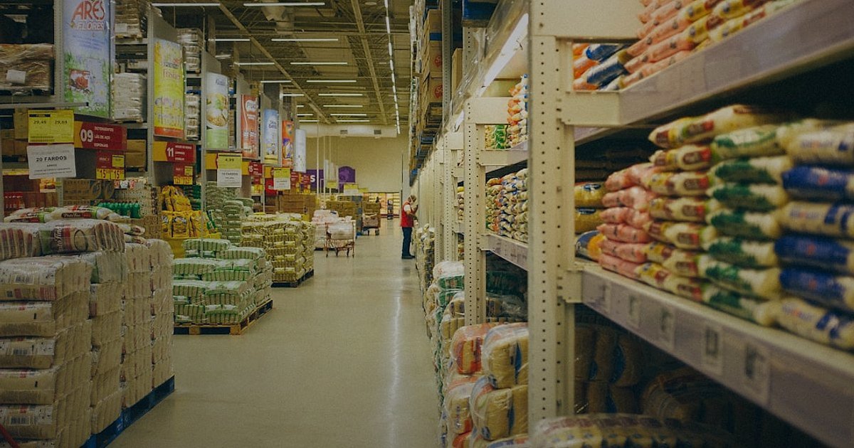 Pazaryeri Ürün Listeleme: Satışları Patlatan 7 Kritik Adım (2026) - organized shelves in a warehouse with category labels