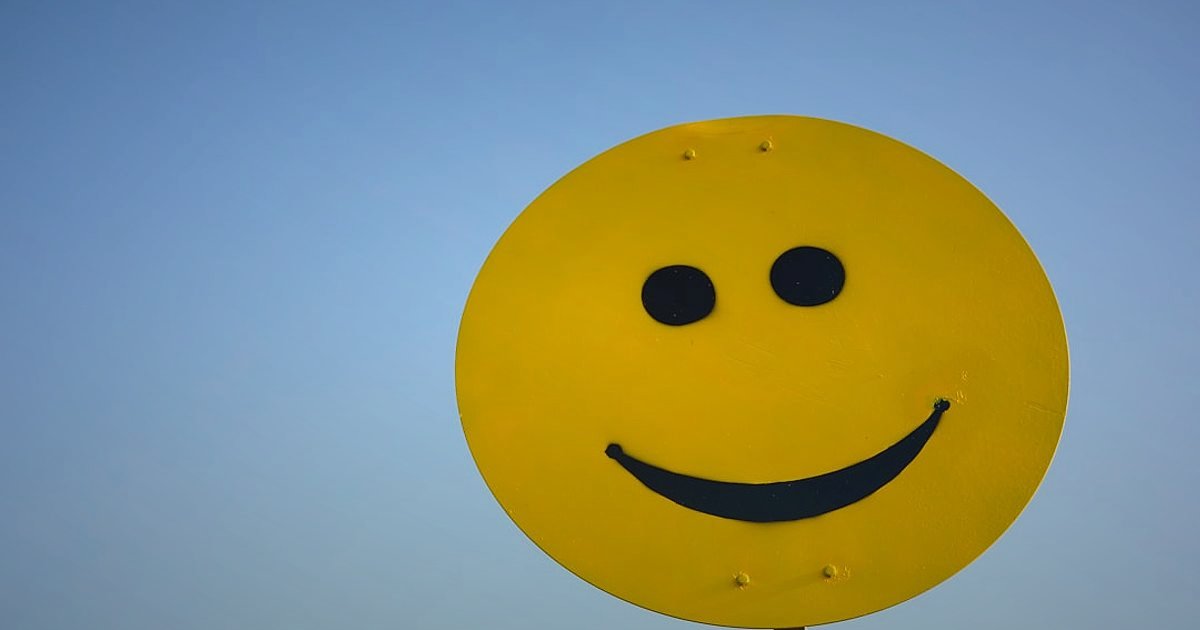 Pazaryeri Ürün Listeleme: Satışları Patlatan 7 Kritik Adım (2026) - happy customer leaving positive product review