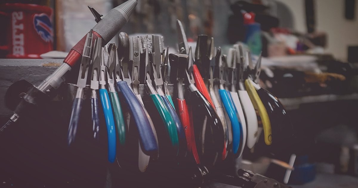 Pense & Kerpeten Gönderimi: 2026'da Kusursuz Paketleme ve Teslimat Sırları - close-up view of various pliers and wrenches on a workbench