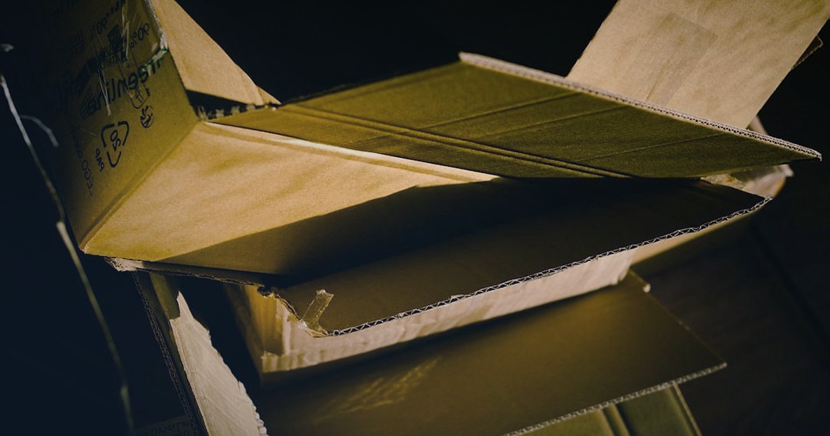 Pense & Kerpeten Gönderimi: 2026'da Kusursuz Paketleme ve Teslimat Sırları - stack of corrugated cardboard boxes with packing tape and bubble wrap