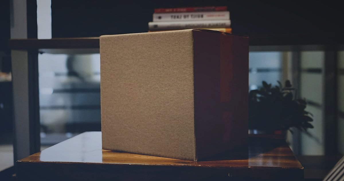 Pense & Kerpeten Gönderimi: 2026'da Kusursuz Paketleme ve Teslimat Sırları - shipping scale with a cardboard box on it and measuring tape