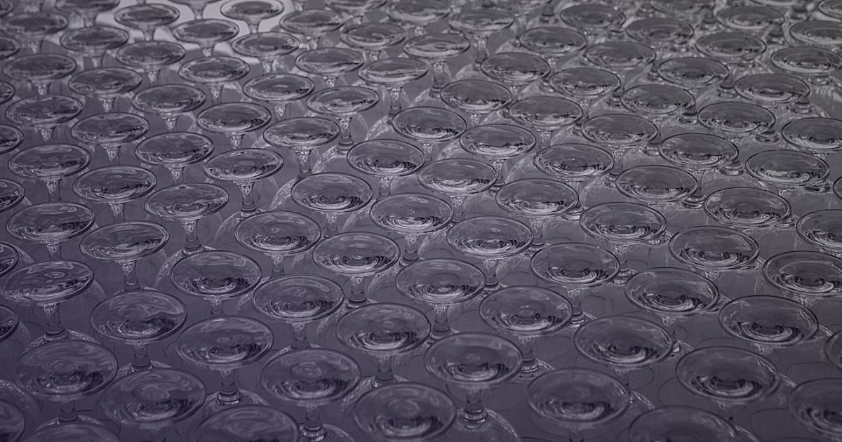 Pense & Kerpeten Gönderimi: 2026'da Kusursuz Paketleme ve Teslimat Sırları - close-up of bubble wrap protecting a delicate metal object