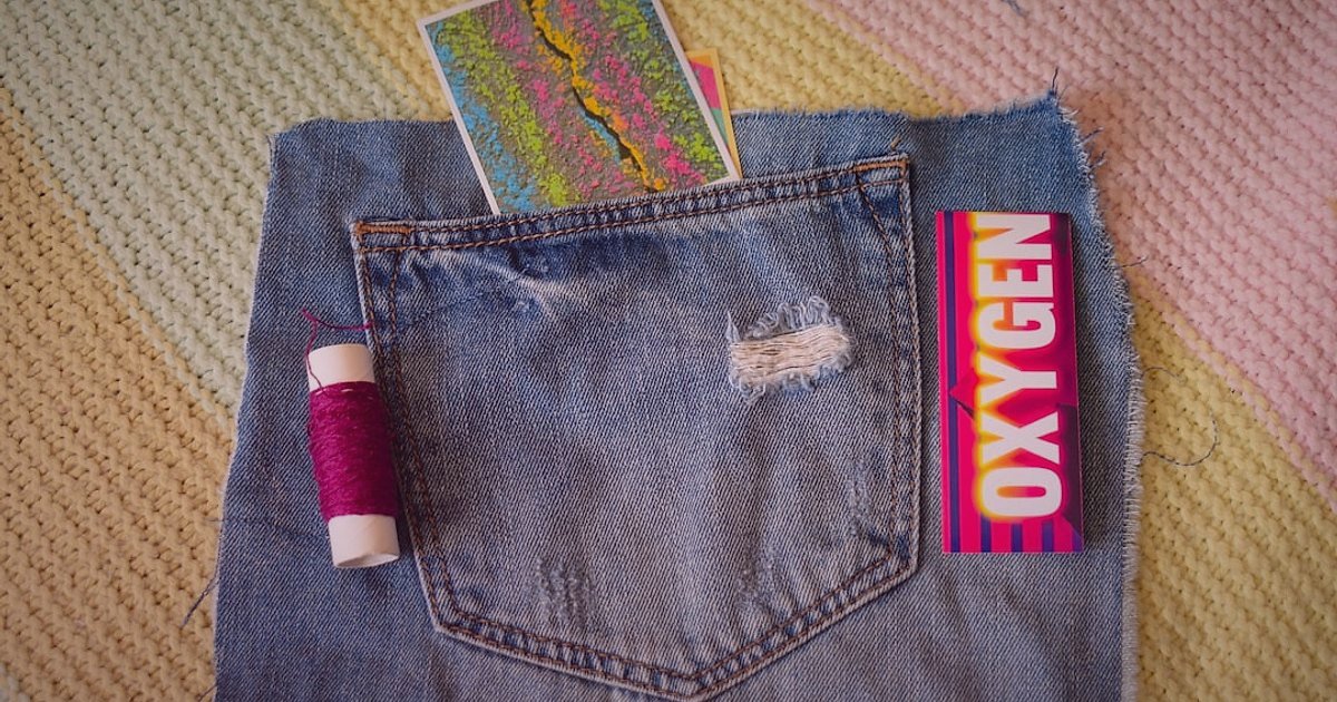 Perde Satışı Mevzuatı: 2026'da ETBİS, Sözleşme ve Etiket Zorunlulukları - close-up of fabric label with care instructions