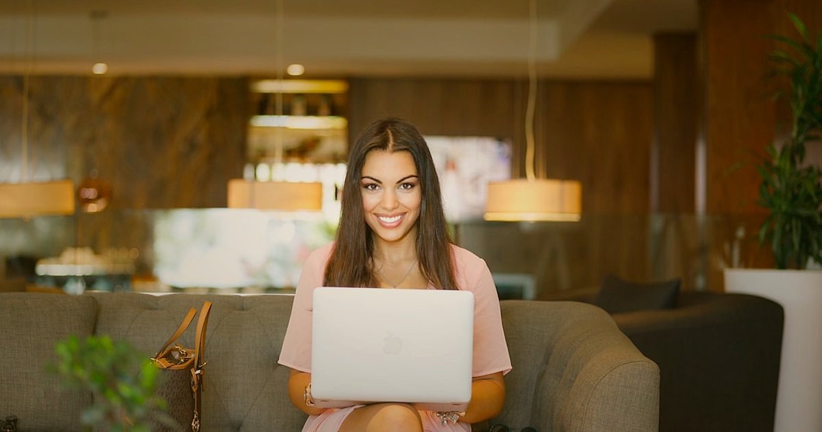 Piercing Satışında Yasal Uyum: ETBİS, Sözleşmeler ve Etiket Kuralları 2026 - woman registering business online on laptop screen