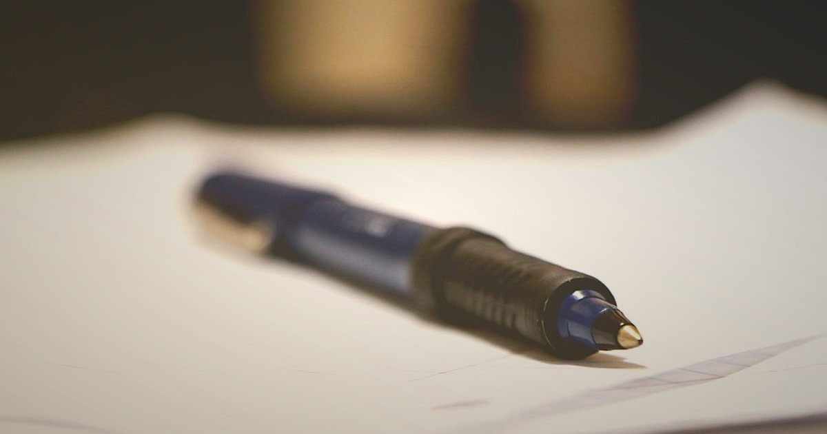 Piercing Satışında Yasal Uyum: ETBİS, Sözleşmeler ve Etiket Kuralları 2026 - close-up legal document with pen on desk