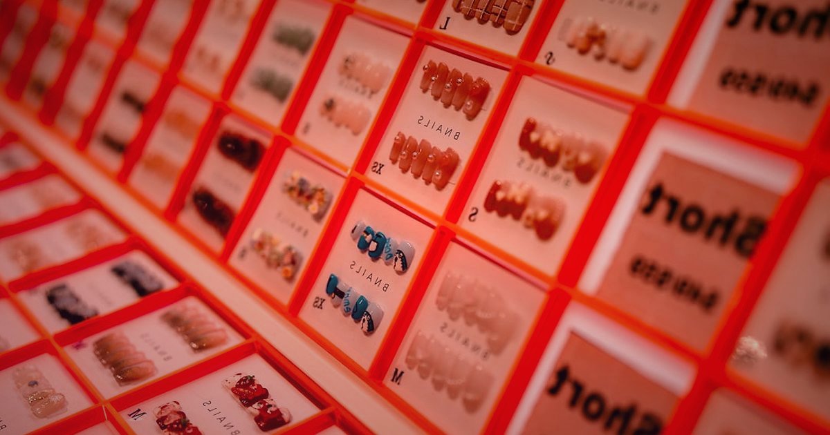 Piercing Satışında Yasal Uyum: ETBİS, Sözleşmeler ve Etiket Kuralları 2026 - close-up of various tiny piercing jewelry pieces with labels