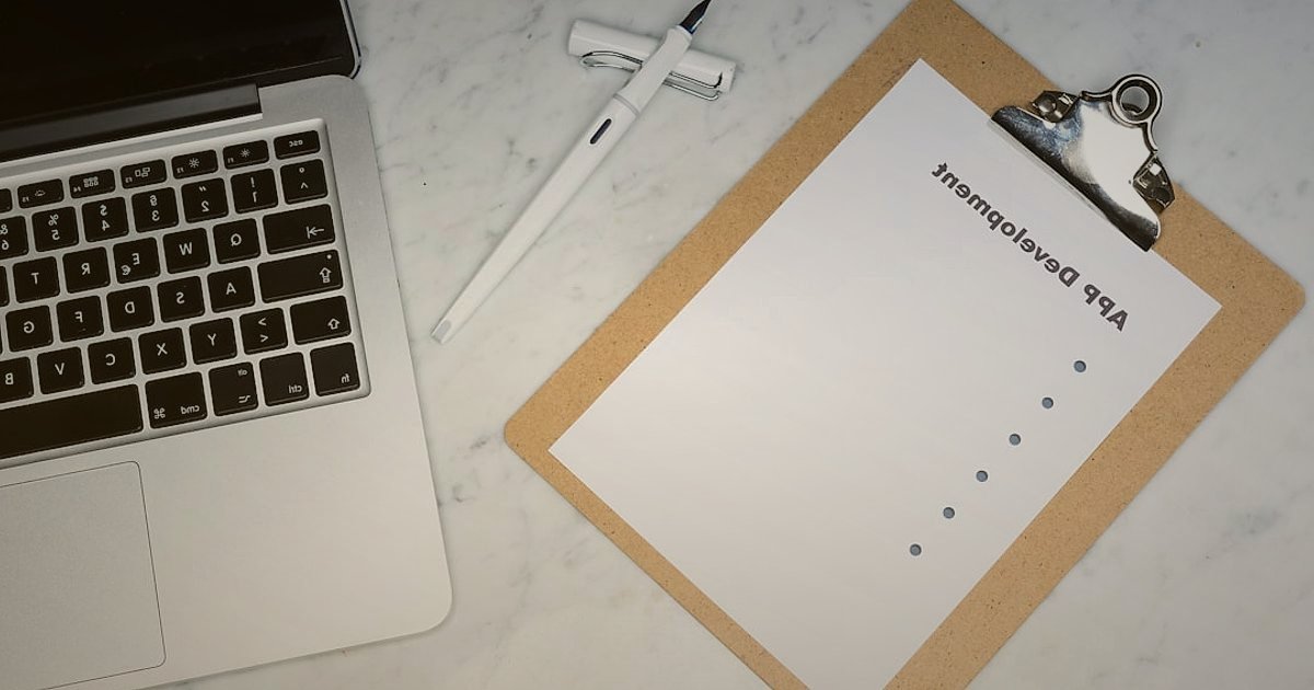 Piercing Satışında Yasal Uyum: ETBİS, Sözleşmeler ve Etiket Kuralları 2026 - checklist with green checkmarks on a clipboard