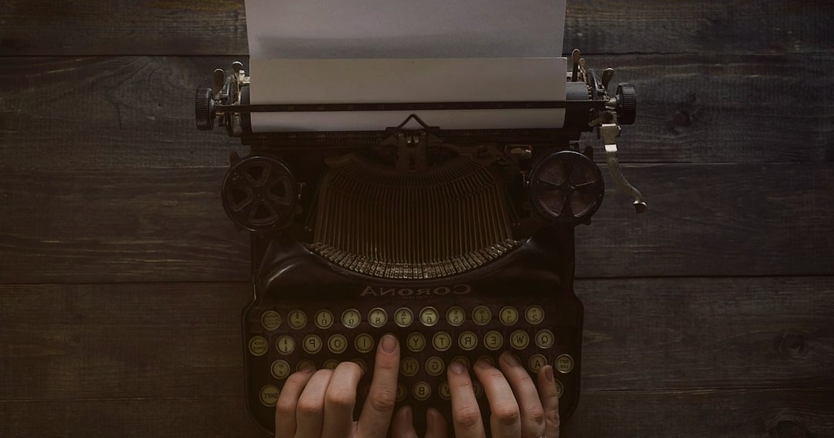 Pike ve Yatak Örtüsü SEO: 2026'da Göz Kamaştıran Ürün Açıklamaları ve Başlıklar - close-up of hands typing on a vintage typewriter keyboard