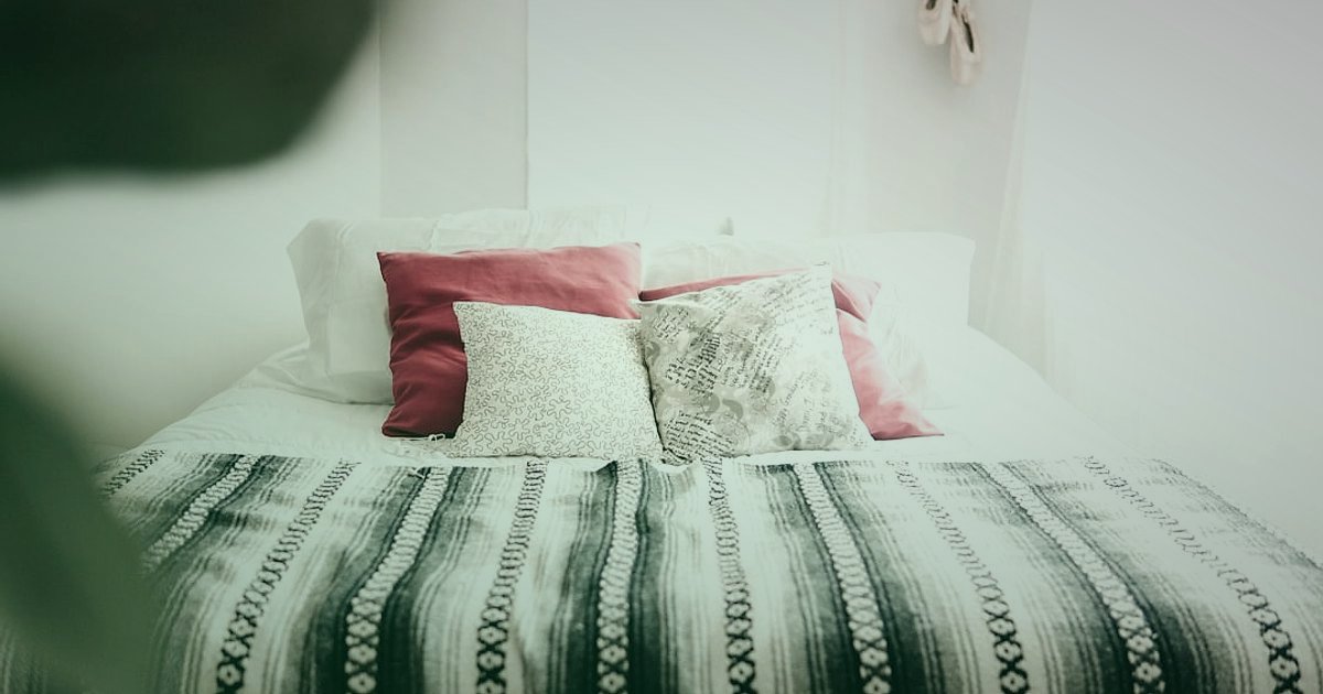 Pike ve Yatak Örtüsü SEO: 2026'da Göz Kamaştıran Ürün Açıklamaları ve Başlıklar - overhead view of a neatly made bed with a patterned quilt and decorative pillows