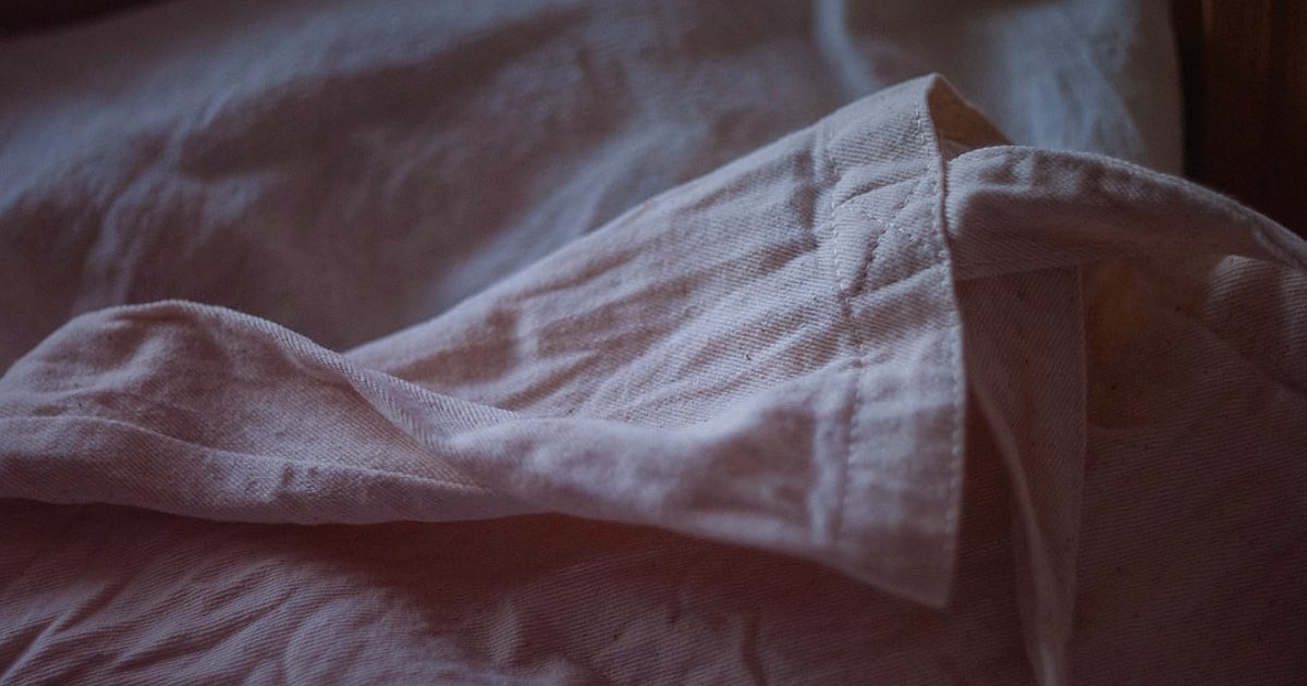 Pike ve Yatak Örtüsü SEO: 2026'da Göz Kamaştıran Ürün Açıklamaları ve Başlıklar - close-up of neatly folded high-quality cotton bed linens
