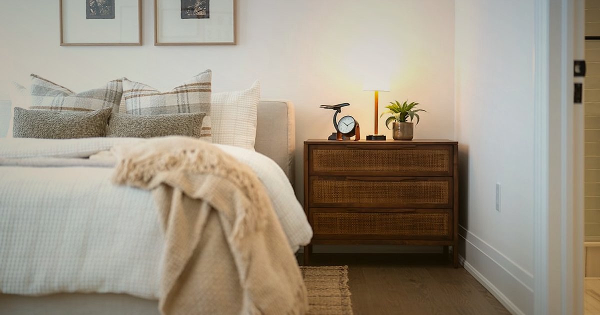 Pike ve Yatak Örtüsü SEO: 2026'da Göz Kamaştıran Ürün Açıklamaları ve Başlıklar - lifestyle shot of a bedroom with a beautifully styled bed featuring a plush comforter