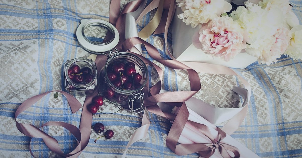 Pike ve Yatak Örtüsü SEO: 2026'da Göz Kamaştıran Ürün Açıklamaları ve Başlıklar - flat lay arrangement of bedding textiles with decorative elements like flowers and candles
