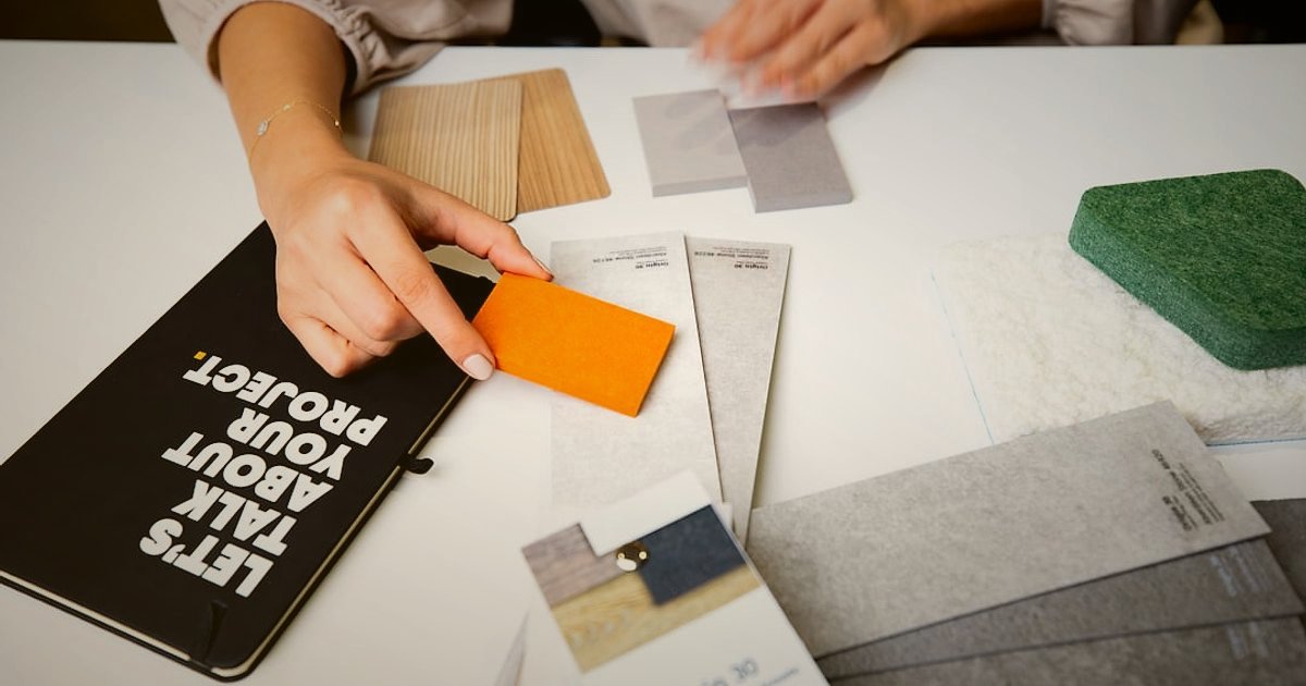 Pike ve Yatak Örtüsü SEO: 2026'da Göz Kamaştıran Ürün Açıklamaları ve Başlıklar - person carefully inspecting the texture of a fabric swatch