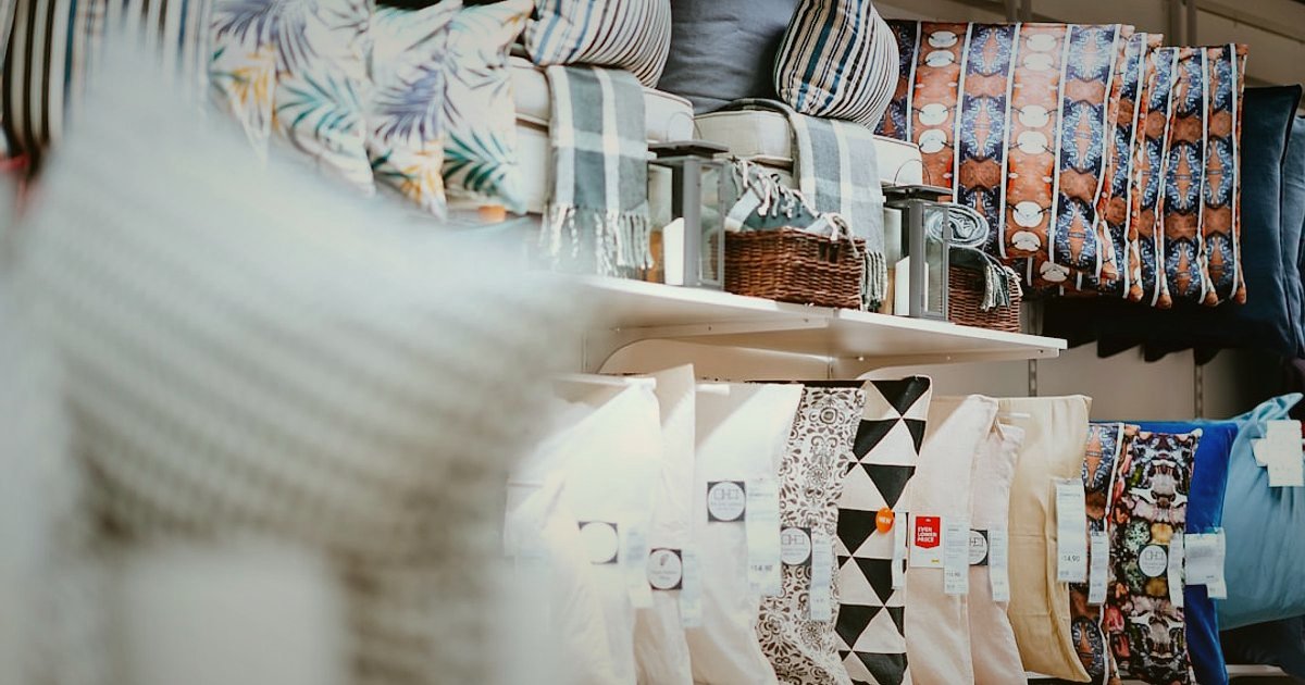 Pike ve Yatak Örtüsü SEO: 2026'da Göz Kamaştıran Ürün Açıklamaları ve Başlıklar - organized shelves filled with various neatly stacked home textile products