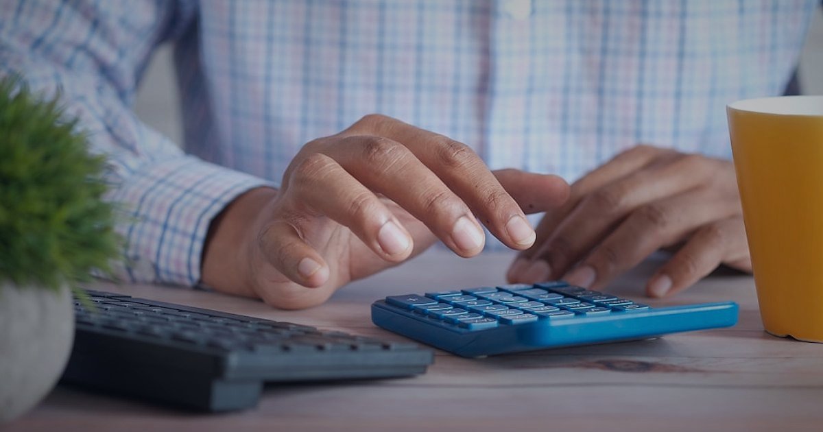 Portmanto Fiyatlandırma Rehberi 2026: Kârınızı Maksimize Edin - woman calculating expenses with calculator and ledger