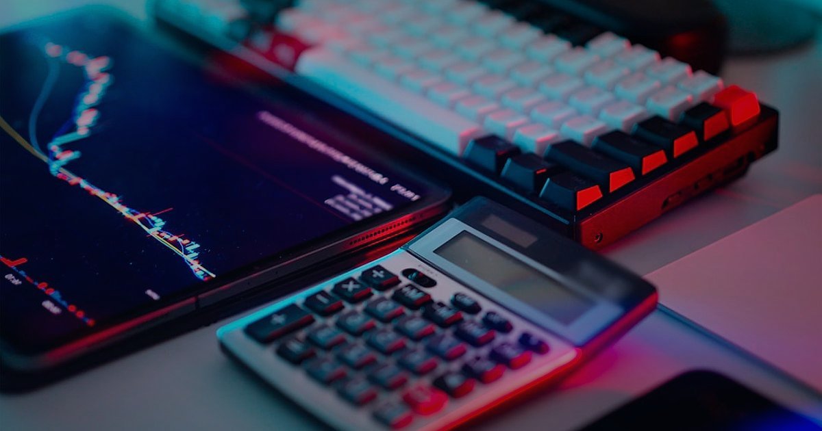 Portmanto Fiyatlandırma Rehberi 2026: Kârınızı Maksimize Edin - close-up of financial calculator and profit chart