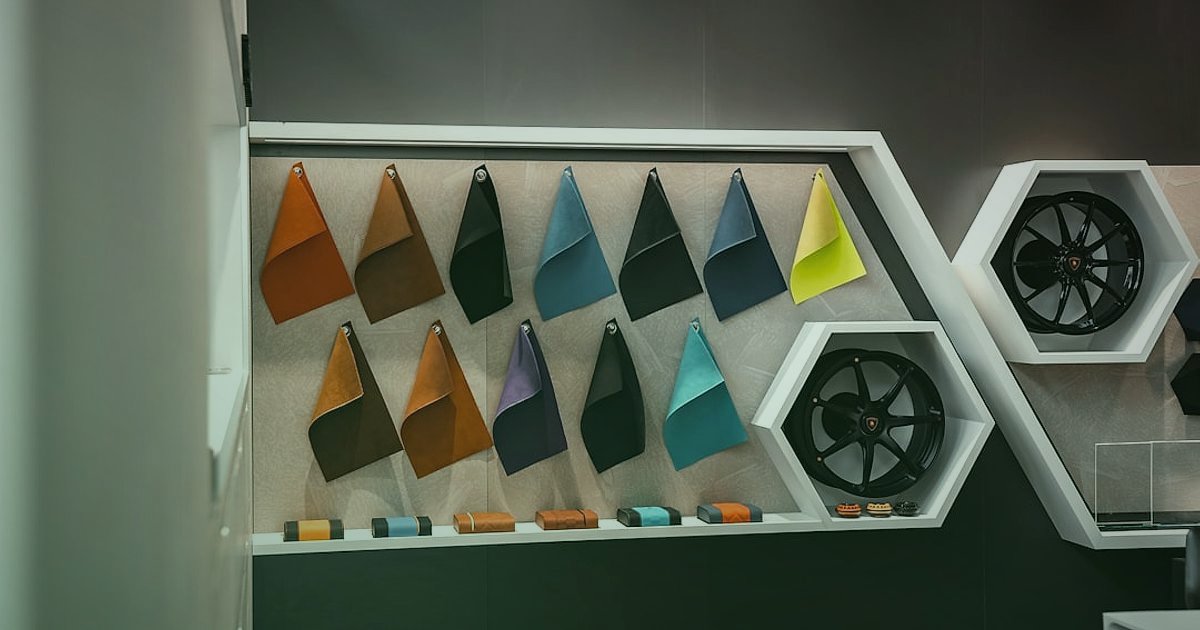 Portmanto Fiyatlandırma Rehberi 2026: Kârınızı Maksimize Edin - diverse styles of modern entryway coat racks displayed in a showroom