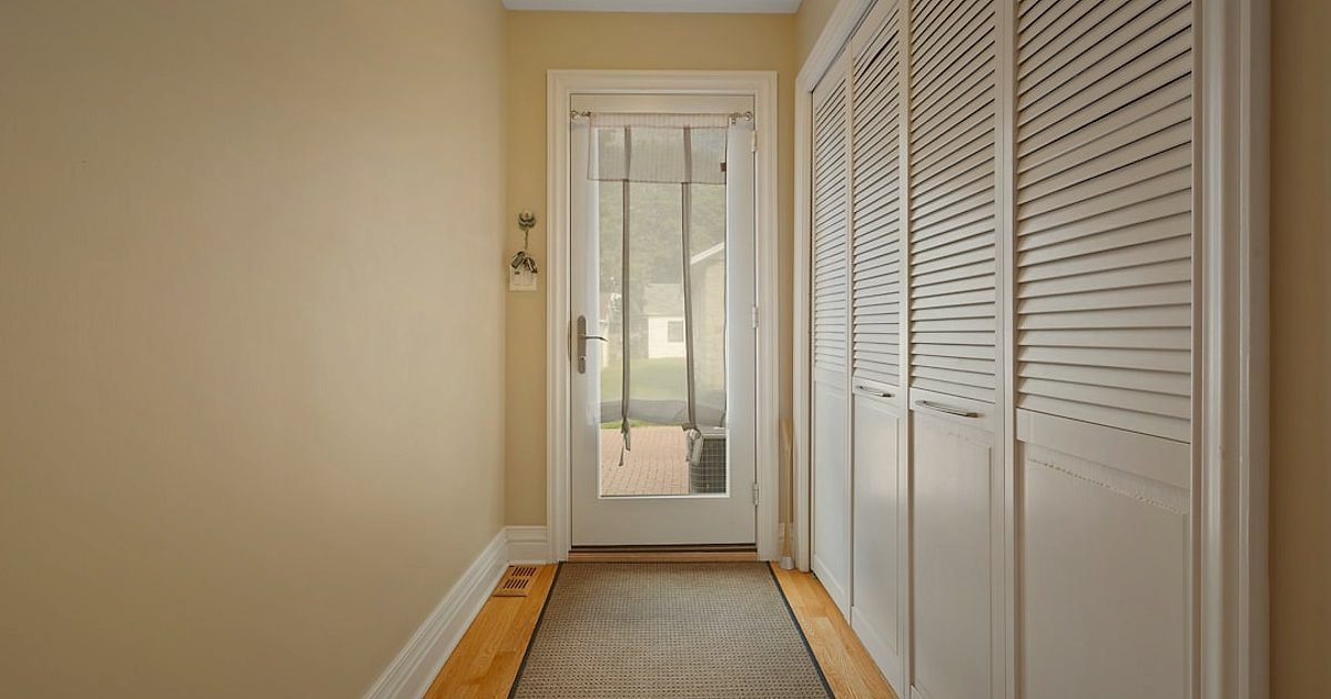 Portmanto Fiyatlandırma Rehberi 2026: Kârınızı Maksimize Edin - stylish entryway with a modern coat rack and shoe storage