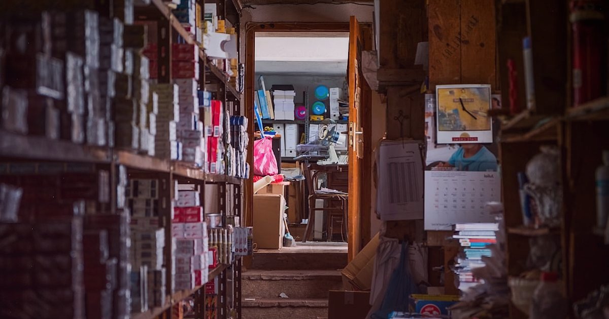 Portmanto Fiyatlandırma Rehberi 2026: Kârınızı Maksimize Edin - person inspecting returned furniture items in a warehouse